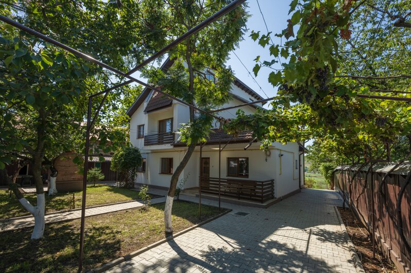 Pucioasa, Dambovita	 Casa de vacanta cu teren 5394 mp,