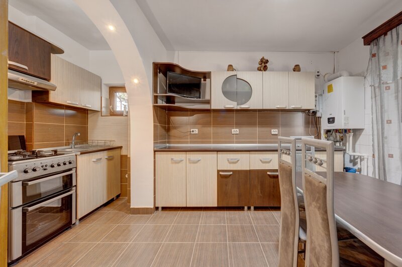 Pucioasa, Dambovita	 Casa de vacanta cu teren 5394 mp,