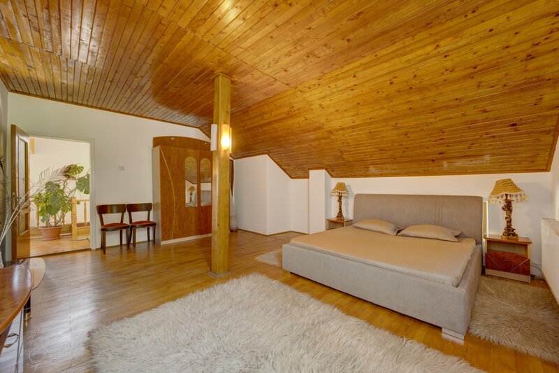 Pucioasa, Dambovita	 Casa de vacanta cu teren 5394 mp,