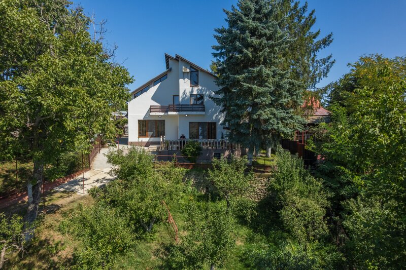 Pucioasa, Dambovita	 Casa de vacanta cu teren 5394 mp,